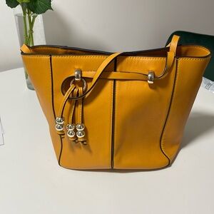 Vibrant Yellow Cross-Body Handbag - A Must-Have Accessory!